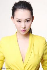 组图：李昕岳大展东方美  初春撞色秀雪肌