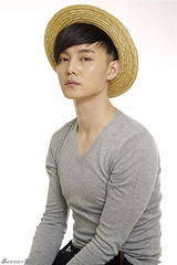 组图：尹正春日嬉皮写真鬼马表情玩复古