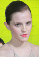 组图：艾玛《壁花少年》首映不慎露胸贴