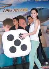 组图：张智霖亮相《冲2》庆功会 吴卓羲显老相