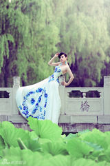 组图：芙蓉姐姐青花瓷玩中国风 重回清华园摆POSE