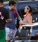 组图：水果姐度假露腰间赘肉 民族风情嬉戏