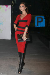 高清组图：维多利亚街拍 紧身红裙搭配黑色手包