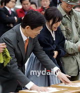 幻灯图：苏志燮金荷娜出席《Road No.1》签约仪式 