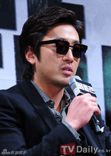 组图：韩片《柏林》开发布会 全智贤优雅亮相