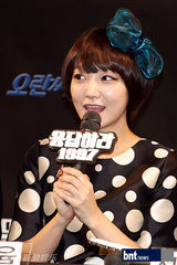 组图：韩新老偶像歌手齐聚《回应吧1997》发布会