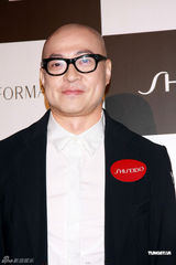 组图：廖碧儿亲自上阵为陈豪护肤 现场打情骂俏