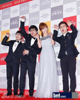 组图：刘在石UEE等韩众星亮相KBS演艺大奖红毯