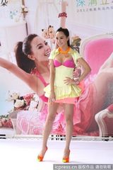 组图：关颖低胸爆乳装为代言内衣走秀