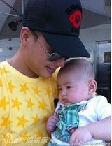 组图：张柏芝次子Quintus近照曝光 肉嘟嘟显可爱