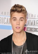 组图：比伯红毯现场亲吻老妈秀亲情抢镜