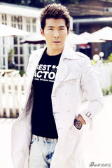 组图：黄少祺赴国外拍摄写真 时尚气质出众