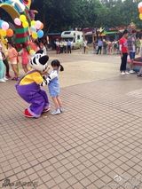 组图：田亮全家亲子游 森碟摸蟒蛇显女汉子本色