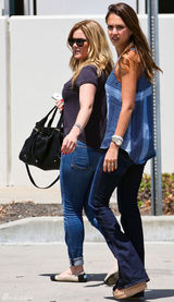 组图：杰西卡-阿尔芭街拍 条纹上衣搭牛仔裤