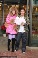 组图：陈浩民接太太出院春风得意 爱女包裹粉嫩可人