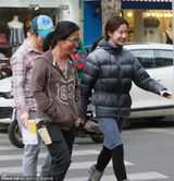 组图：刘亦菲街头拍戏 羽绒服配裙子显另类