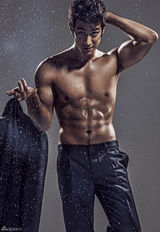 李治廷湿身诱惑秀身材 巧克力腹肌人鱼线