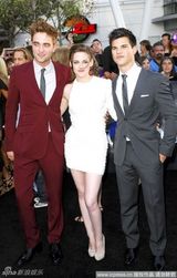 幻灯图：暮光3首映星光璀璨 帕丁森与粉丝玩合影  