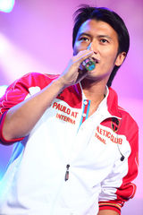 高清图：谢霆锋西安献唱劲爆榜 爱的手势吻别歌迷