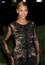 高清组图：碧昂斯黑色透视鱼尾裙亮相时装庆典