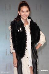 组图：周杰伦绯闻女友昆凌一改甜美变性感酷妹