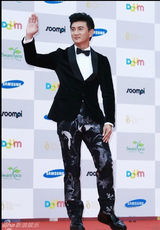 组图：吴奇隆韩国捧奖走红毯 盼与韩星秀智合作