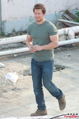 组图：《变4》主角嬉戏 导演迈克尔亲民开工