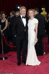 组图:第86届奥斯卡红毯 哈里森-福特夫妻档亮相