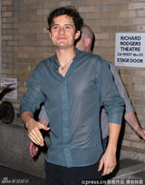 组图：奥兰多布鲁姆演剧 半透视上衣风情露点