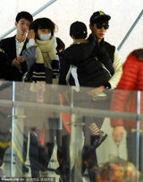 组图：张亮全家现身机场 天天被粉丝吓哭