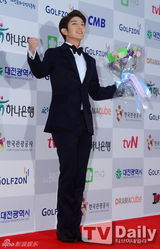 组图：宋慧乔李钟硕李准基等亮相电视颁奖礼