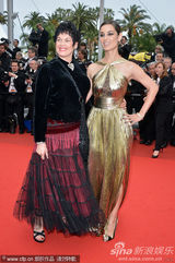 组图：贝纳尼丝吊带裙显波涛汹涌