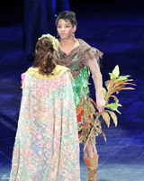 组图：众艺人水立方开唱 李宇春镂空皮衣抢眼