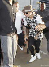 组图：比伯再添脑残事 机场被拘释放吐舌扮无辜