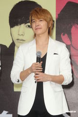 组图：SJ-M台北签唱会 兄弟情深互喂台湾小吃