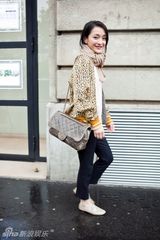 组图：周迅街拍造型时尚一秒钟变御姐