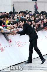 组图：郑雨盛(郑宇成)李准等亮相第14届全州电影节红毯