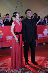 组图：吴君如牵手关锦鹏 低胸裙俯身泄春光