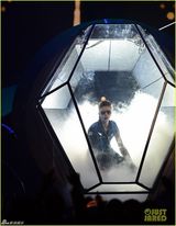 组图：比伯赛琳娜后台甜蜜亲吻显恩爱