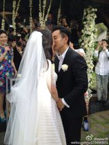 组图：杨幂刘恺威大婚 新婚夫妻当众甜蜜亲吻