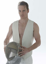 组图：爱丽丝《W》白纱裙似公主 优雅击剑再塑简爱 