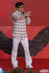 组图：成龙澄清认女报道 指责媒体断章取义