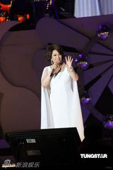 组图：蔡琴百万精华上海演唱会 回忆往事泪盈眼眶