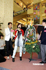 幻灯图集：泳儿商场办新专辑签唱会 场面温馨