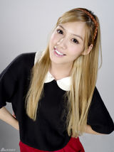 组图：陈怡回归首登国内杂志 展现清纯可爱