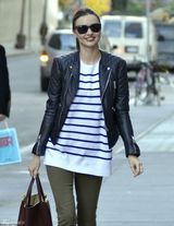 高清组图：米兰达-可儿街拍机车夹克搭配条纹衫