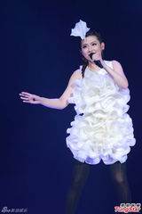 组图：Selina延迟造人 Ella挤胸性感舞老公最爱