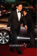 组图：安圣基西装革履亮相青龙奖红毯