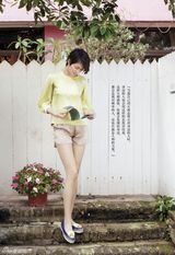 组图：梁咏琪清新杂志封面 曾因爱而遍体鳞伤