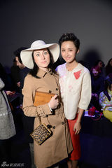 组图：张歆艺简约风现身巴黎时装周秀场